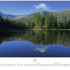 Smreczyński See, Tatra. Kalenderblatt mit See, Bäumen und Bergen, die sich im ruhigen Wasser spiegeln.