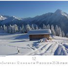 Frankreich, Winterlandschaft mit Holzhütte. Eine schneebedeckte Hütte vor einer Bergkulisse, umgeben von schneebedeckten Bäumen.