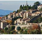 "Village Bonnieux in der Provence", 12. Dezember, zeigt ein malerisches Dorf auf einem Hügel, umgeben von herbstlichem Laub.