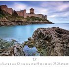 Kalender mit dem Titel "Fort la Latte". Zeigt eine Burg auf Klippen am Meer. Unten Monatsübersicht mit dem Monat Dezember.