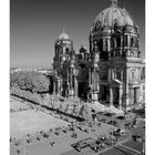 Text: Berliner Dom, 12. Kalender mit Datum unten. Oben historische Kuppelkirche, belebter Platz und Bäume.