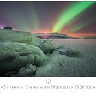 „Lokales Polarlicht“, Kalenderseite Nummern 1 bis 31, Monat 12. Nordlichter über verschneiter Landschaft und Bergen.