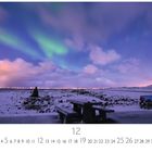 Text: "Polarlicht", Zahlen von 1 bis 31. Eine schneebedeckte Landschaft mit Polarlichtern am Himmel.