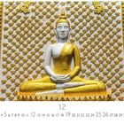 Zahlen 1 bis 31 und "12". Eine gold-weiße Buddha-Statue auf reich verziertem Hintergrund mit floralen Mustern.