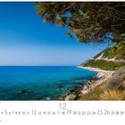 Kalenderseite mit der Beschriftung "Lefkada, Küstenlandschaft". Tannenbäume überblicken eine Küste am blauen Meer.