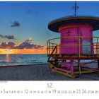 „10th Street Lifeguard Tower, Miami Beach“. Ein pinker Rettungsturm am Strand bei Sonnenuntergang mit Kalender unten.