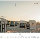 "Am Strand von Prerow". Kalenderseite mit Strandkörben am Sandstrand, einige Möwen fliegen im warmen Licht.