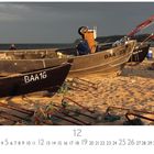 Boote mit Aufschriften BAA-16, BAA-23 am Strand bei Sonnenuntergang. Unten steht "Strand bei Baabe" und ein Kalender für Dezember.