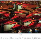 "Weihnachtsmarkt", Dezemberkalender mit rot beleuchteten Marktständen und goldenen Sternen in festlicher Atmosphäre.