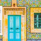 Text: "OCTOBER", Reiseziele mit Seitenzahlen, Hintergrund: bunte Fliesenwand mit türkisfarbener Tür und vergittertem Fenster.