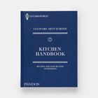Auf dunkelblauem Buchcover steht in Weiß: "Culinary Arts School 7 Kitchen Handbook". Logo von Le Cordon Bleu oben.
