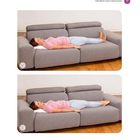 Text: Übelkeit und Erbrechen 17. Zwei Bilder einer Frau in rosa Shirt und Jeans, die auf einem grauen Sofa liegt.