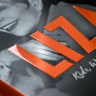 Große rote Buchstaben "LIZA", darunter "Kids, Wait Till You Hear This" in geschwungener Schrift, daneben ein Frauenporträt.