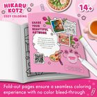 Texte: "Hikaru Kotz Cozy Coloring", "14+", "Share Your Beautiful Artwork", "Fold-out pages ensure a seamless coloring experience". Illustration eines Malbuchs mit Stiften.