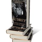 "Buch 'Audrey: Persönliche Einblicke in das Leben der Ikone' von Sean Hepburn Ferrer und Wendy Holden. Foto von Audrey Hepburn."