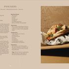 "Panuozzo, San Daniele, Büffelmozzarella, Rucola." Rechts ist ein Panuozzo-Sandwich mit Füllung auf zerknittertem Papier.