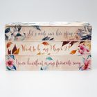 "Let’s write our love story", "Want to be my Player 2?", "Your heartbeat is my favourite song". Kisten mit Blumenmotiv.