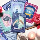 Mehrere Tarotkarten, eine zeigt zwei Hände und den Text "Forbidden Love". Dekor mit Rosen und Kerze.