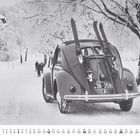 Kalenderblatt für Dezember: Ein alter Käfer mit Ski auf schneebedeckter Straße, Menschen im Hintergrund, rechts kahle Bäume.