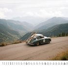 "1959" steht auf einem klassischen Auto auf einer Bergstraße. Im Vordergrund ist Kalenderblatt mit Monatszahlen 1-31.