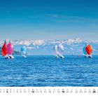 Kalender mit Monat Dezember. Segelboote mit bunten Segeln auf einem See, im Hintergrund schneebedeckte Berge.