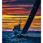 Text: "12" oben, Kalendertage unten. Segelboot bei stürmischem Meer und dramatischem Sonnenuntergangshimmel.