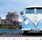 Kalender mit der Zahl 12, darunter die Tage und Wochentage. Im Vordergrund ein blauer VW-Bus, im Hintergrund eine Burg.