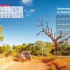 Piktogramme und Orte in Australien aufgelistet; Geländewagen auf staubiger Straße, umgeben von Bäumen.