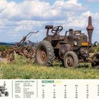 LANZ BULLDOG D 7506, Baujahr: 1939–1942, Glühkopfmotor, 25 PS, Dezember 2027 Kalender. Vintage Traktor auf Feld.