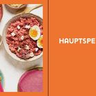 Text "HAUPTSPEISEN" auf orangem Hintergrund, links verschiedene bunte Gerichte wie Salat und Reis mit Ei.