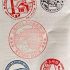 Fünf runde Stempel mit japanischem Text, Landschaften und Gebäuden. Enthalten Symbole von Zügen und Bergen.
