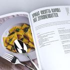 "SPINAT-RICOTTA-RAVIOLI MIT ZITRONENBUTTER"; links Teller mit Ravioli, rechts Text mit Rezeptanweisungen; Gabel und Löffel.