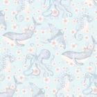 Hellblauer Hintergrund mit wiederholtem Muster aus Walen, Oktopussen, Rochen, Seepferdchen und zarten rosa Blüten.