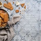 „Und wenn du dieses Buch schließt, beginnt die schönste Reise: die zurück zu dir selbst. Mit allen Sinnen.“  
Es gibt Zimtschnecken in einer Pfanne, Biscoff-Kekse, Sahne, und Nüsse auf Fliesen.