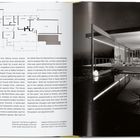 Grundriss eines Hauses links, daneben Text über ein Haus auf einem Hügel in Los Angeles mit spektakulärer Aussicht. Rechts Foto.