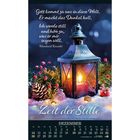 "Gott kommt zu uns in diese Welt. Er macht das Dunkel hell. Ich werde still und höre zu, was er mir sagen will." - Reinhard Kowohl. Unter einem illuminierten Weihnachtsmotiv mit Laterne und Schneeszene steht "Zeit der Stille". Der Kalender zeigt den Dezember.