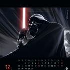 Kalender mit Dezember-Daten. Eine schwarze, gepanzerte Figur mit rotem Lichtschwert. Eindrucksvolle, düstere Szene.