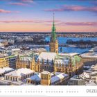 Unten Text: Dezember. Stadtansicht mit schneebedecktem Rathaus, dahinter ein zugefrorener See, farbenfroher Himmel.