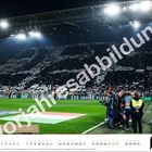 "Vorausabildung" steht diagonal. Im Stadion zeigen Fans weiße Tafeln. Banner mit Text "125 Jahre Fußball."