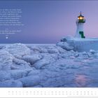 Gedicht von Max Dauthendey über das Gehen am Meer. Eisige Küstenlandschaft mit eingefrorenem Leuchtturm bei Sonnenuntergang.