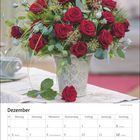 Dezemberkalender mit roten Rosen in einer Vase. Feiertage: Nikolaus, Mariä Empfängnis, Weihnachten, Silvester.