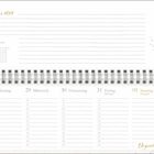 Dezember 2021/Januar 2022. Spiralgebundener Kalender mit Linien, kleinen Kalendern und einem Dackel rechts.