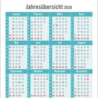 Jahresübersicht 2028, Kalender mit Monatsübersicht. Feiertage sind in Rot, bewegliche Feiertage unten beschrieben.