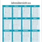 Kalenderübersicht 2028 mit Feiertagen farblich markiert; Monate und Wochentage in Spalten angeordnet.