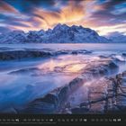 Kalenderblatt Dezember, 31 Tage. Winterliche Berglandschaft mit dramatischem Himmel und gefrorenem See im Vordergrund.