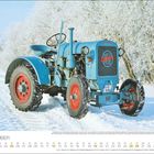 "DEZEMBER" oben links, Kalender mit Daten unten. Vordergrund: blauer Traktor im verschneiten Winterwald.