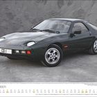 „CD 1“. Dezemberkalender. Schwarzer Porsche 928 mit markanten runden Scheinwerfern, Geländehintergrund.