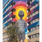 Text "12" und Zahlenreihe unten. Ein großes Wandgemälde: Kind von hinten, bunte Kreise im Hintergrund.