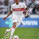 "Jamie Leweling", "VfB", "BEW New", "Derbystar". Spieler in weißem Trikot auf grünem Rasen, Kalenderformat für Dezember.