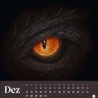 Dez, 1-31 Kalender. Illustration eines dunklen, schuppigen Drachenauges in leuchtendem Orange.